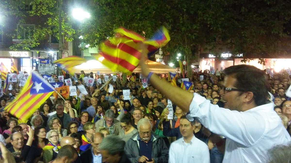 La plaça Vella es va omplir de gom a gom a l'acte unitari en defensa de les institucions catalanes i la democràcia
