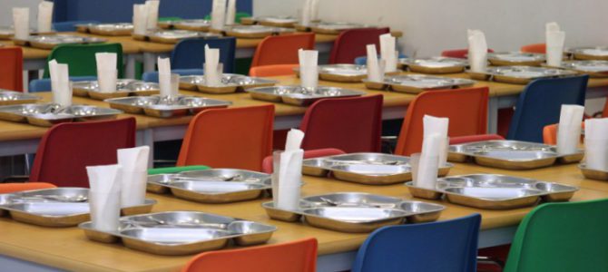 L’Ajuntament ha de garantir els drets de la infància als menjadors escolars