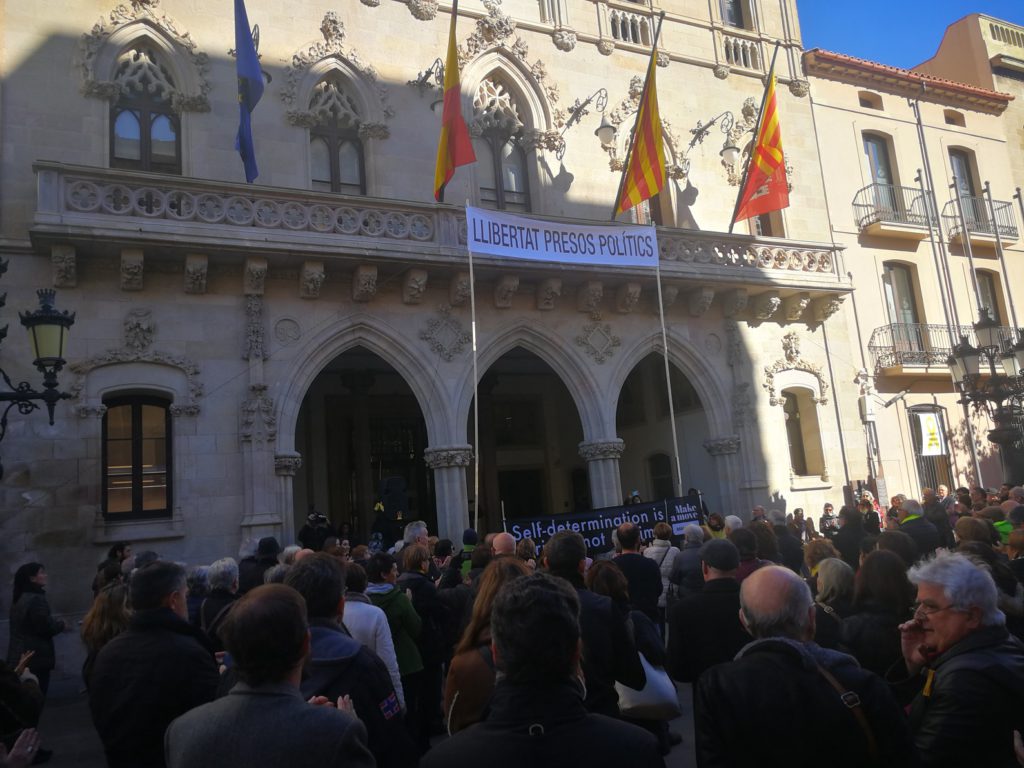 Imatge de la concentració davant l'Ajuntament per protestar davant l'inici del judici polític de l'1 d'octubre.