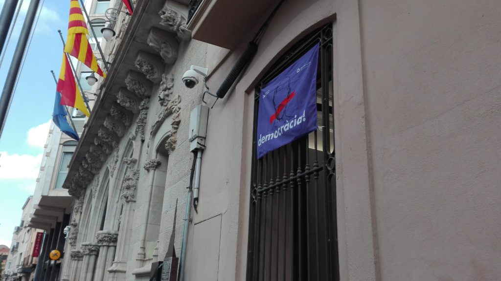 Bandera penjada a la finestra del grup municipal d'ERC-MES 