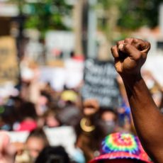 Racisme: res ens cau tan lluny Racisme: res ens cau tan lluny